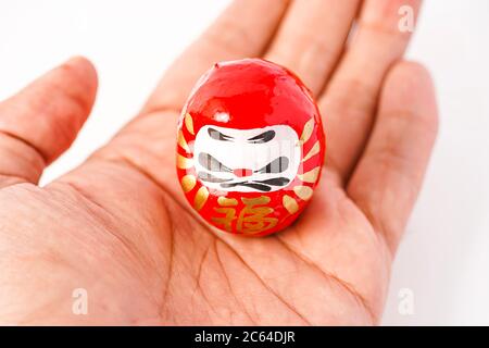 Daruma Doll isolé contre le blanc Banque D'Images