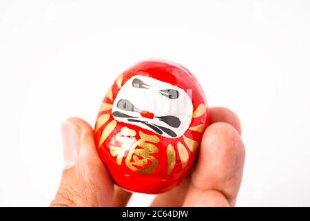 Daruma Doll isolé contre le blanc Banque D'Images