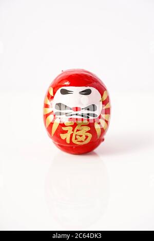 Daruma Doll isolé contre le blanc Banque D'Images