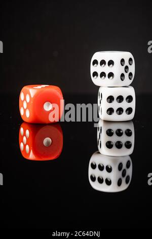 Photo conceptuelle Red and White, Risk vs Reward. Banque D'Images