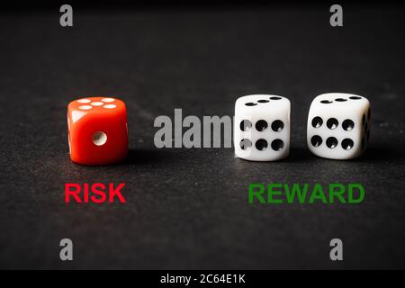 Photo conceptuelle Red and White, Risk vs Reward. Banque D'Images