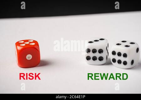 Photo conceptuelle Red and White, Risk vs Reward. Banque D'Images