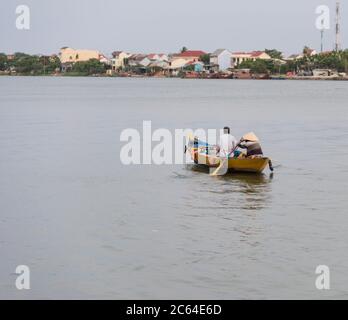 Deux habitants de la région ravirent sur la puissante rivière Thu bon dans le Vietnam rural. Banque D'Images