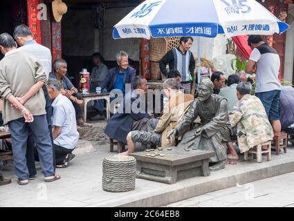 Un groupe d'hommes chinois jouant un jeu de mahjong traditionnel en plein air dans la province du Yunnan, dans le sud-ouest de la Chine Banque D'Images