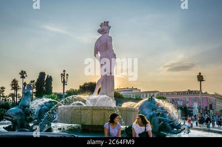 Statue d'Apollon à Fontaine du Soleil sur la place Massena, Nice, Côte d'Azur, Provence-Alpes-Côte d'Azur, Franc Banque D'Images