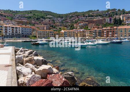 Magnifique aperçu du village de bord de mer de Porto Santo Stefano, Grosseto, Italie, par une journée ensoleillée Banque D'Images