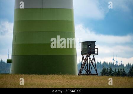 Centrale éolienne, mât, stand haut pour chasseurs, parc éolien GLS, ENERCON E-101, hauteur de moyeu de 135 mètres, dans l'Eifel du Nord, près de Schleiden, NRW, Allemagne, Banque D'Images