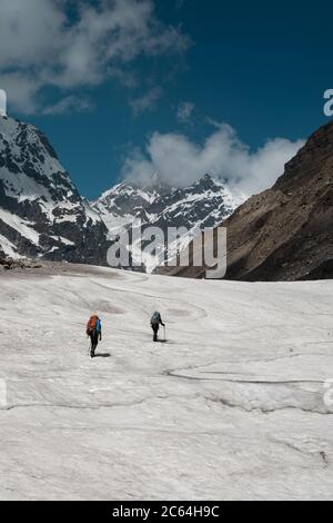 Randonnée sur les champs de neige de l'Himalaya indien avec la vue panoramique de haute altitude des montagnes plus hautes en alpinisme Banque D'Images