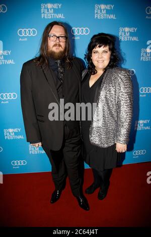 Les réalisateurs Iain Forsyth et Jane Pollard (20,000 jours sur Terre) arrivent sur le tapis rouge pour la soirée d'ouverture du Festival du film de Sydney à l'État Banque D'Images