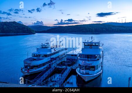 Le Rursee, réservoir dans le Parc National de l'Eifel, rive nord-est près de Heimbach, près du barrage de Rur Schwammenauel, bateaux d'excursion du navire de Rursee Banque D'Images