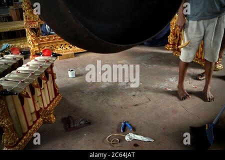 Un atelier de gong et gamelan balinais à Gianyar, Bali, Indonésie. Banque D'Images