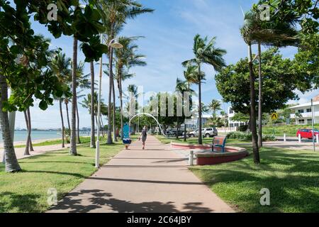 Touristes et habitants marchant pour faire de l'exercice sur le Strand, Townsvillle Banque D'Images