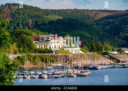 Le Rursee, réservoir dans le parc national de l'Eifel, rive nord-est près de Heimbach, au barrage de Rur Schwammenauel, bateaux à voile à la jetée flottante, se Banque D'Images