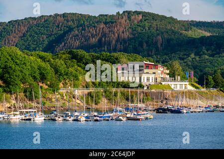 Le Rursee, réservoir dans le parc national de l'Eifel, rive nord-est près de Heimbach, au barrage de Rur Schwammenauel, bateaux à voile à la jetée flottante, se Banque D'Images