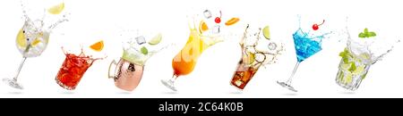 collection de verres inclinés avec cocktails éclaboussant isolés sur blanc Banque D'Images