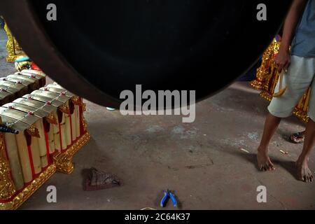 Un atelier de gong et gamelan balinais à Gianyar, Bali, Indonésie. Banque D'Images