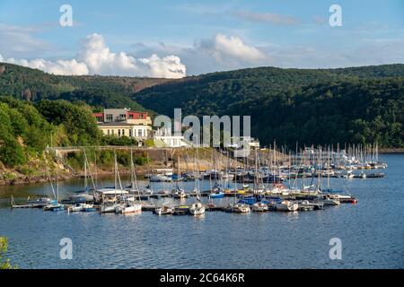 Le Rursee, réservoir dans le parc national de l'Eifel, rive nord-est près de Heimbach, au barrage de Rur Schwammenauel, bateaux à voile à la jetée flottante, se Banque D'Images