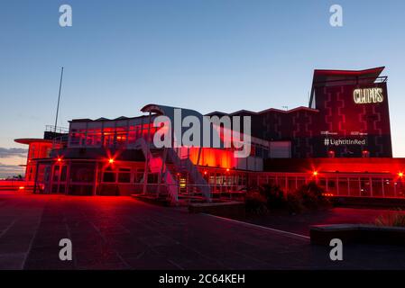 Le théâtre du Pavillon des falaises s'est illuminé en rouge pour soutenir l'industrie du divertissement et de l'événement pendant le confinement du coronavirus COVID-19. L'allumer en rouge Banque D'Images