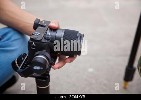 Opérateur de nacelle avec équipament noir - stabilisateur et caméra de cinéma . Un homme non identifié tenant la nacelle un stabilisateur de caméra . Homme tenant la nacelle Banque D'Images