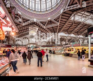 3 mars 2020: Valence, Espagne - les acheteurs dans le marché central, Valence. Des mouvements flous sur les personnes en mouvement. Banque D'Images