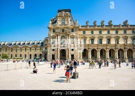 Paris, France - 26 août 2016 : randonnée touristique sur la place près du Pavillon Turgot au Palais du Louvre, Paris, France, 26 août 2016 Banque D'Images