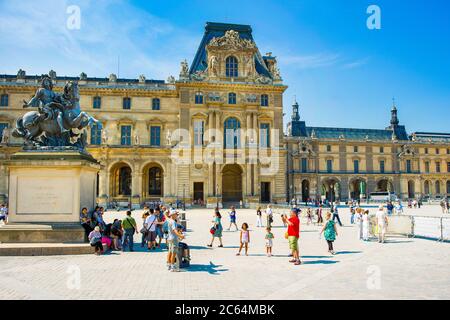 Paris, France - 26 août 2016 : randonnée touristique sur la place près du Pavillon Turgot au Palais du Louvre, Paris, France, 26 août 2016 Banque D'Images