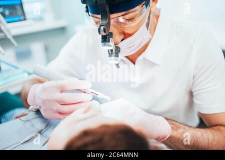 Le dentiste nettoie les canaux dentaires du patient et élimine le traitement nerf - pulpite Banque D'Images