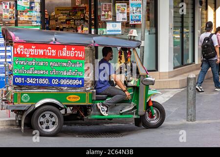 Tuk Tuk conducteur portant un masque facial attendant les clients pendant la pandémie de Covid 19, Bangkok, Thaïlande Banque D'Images