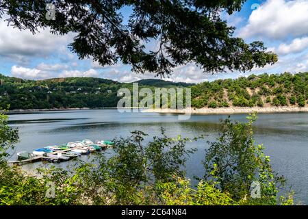 Lac de Rursee, réservoir, le village de Rurberg, Nationalpark Eifel, NRW, Allemagne, Banque D'Images