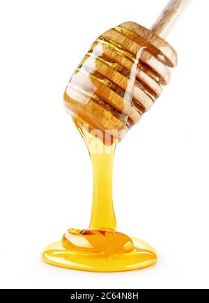 gros plan de miel s'écoulant d'un balancier en bois isolé sur fond blanc Banque D'Images