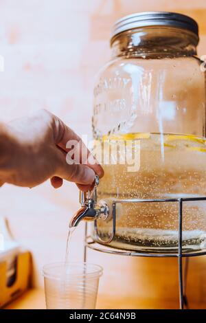 Boisson rafraîchissante à base de vitamine citron dans un grand pot en verre avec robinet Banque D'Images