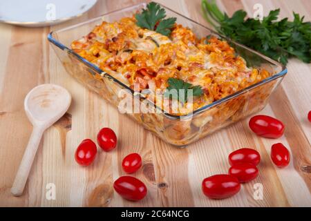 Pâtes de fusili cuites avec des légumes, tomates sur une table en bois Banque D'Images