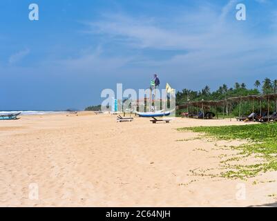 dh Robolgoda Beach Galle Road BENTOTA SRI LANKA Sri Lankan West Coast Hotel plages drapeaux sable rivage asie Banque D'Images