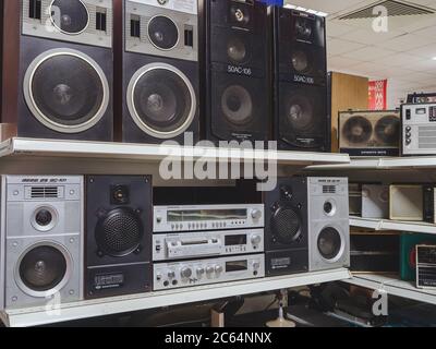 Russie, Sotchi 14.03.2020. Le centre de musique soviétique avec de grands haut-parleurs et d'autres équipements radio sont sur les étagères. Ingénierie radio années 80 URSS. Soviétique Banque D'Images