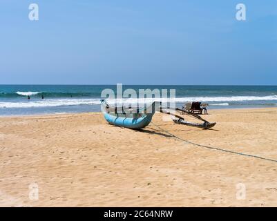 dh Robolgoda Beach Galle Road BENTOTA SRI LANKA Sri Lankan Côte ouest hôtel plages traditionnel outrigger canoë pêche bateau rivage Banque D'Images