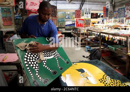 Dar es Salaam. 7 juillet 2020. Un artiste nettoie les œuvres de la Tingatinga Arts Cooperative Society de Dar es Salaam, Tanzanie, le 6 juillet 2020. En raison de l'épidémie de COVID-19, les marchés d'œuvres d'art de la ville autrefois populaires parmi les touristes étrangers sont presque vides maintenant. Crédit: Xinhua/Alay Live News Banque D'Images