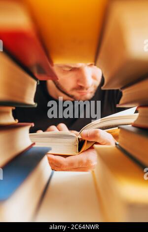 professeur à la bibliothèque lit la littérature - vieux livres poussiéreux plein de connaissances et de sagesse anciennes Banque D'Images