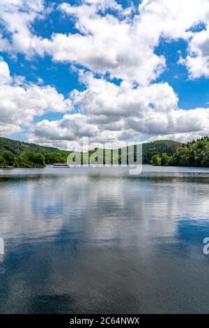 Rursee, réservoir, baie près du village de Rurberg, barrage, bateau d'excursion sur l'Obersee, Parc National de l'Eifel, NRW, Allemagne, Banque D'Images