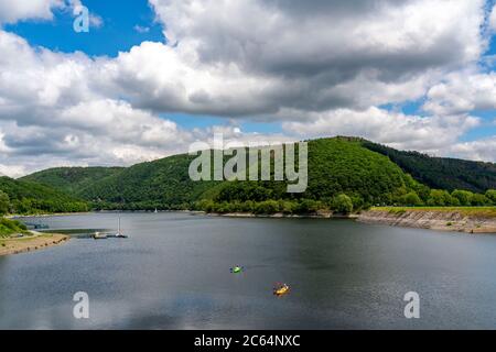 Rursee, réservoir, baie près du village de Rurberg, réservoir d'Eisebachrsee, Parc National d'Eifel, NRW, Allemagne, Banque D'Images