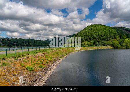 Rursee, réservoir, baie près du village de Rurberg, réservoir d'Eisebachrsee, Parc National d'Eifel, NRW, Allemagne, Banque D'Images