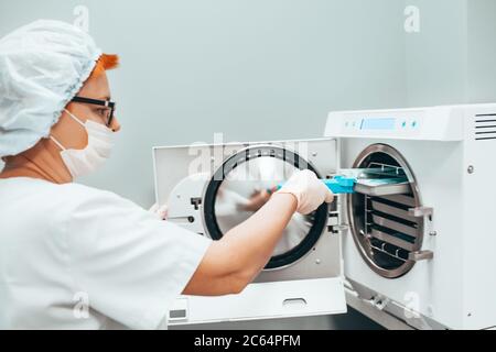 Minsk, Bélarus - 11 juin 2020 : instruments de stérilisation à vapeur infirmier - autoclavage Banque D'Images