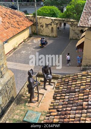 dh Colonial forts GALLE FORT SRI LANKA statues de soldats touriste moto hollandais forteresse vacances touristes personnes statue Banque D'Images