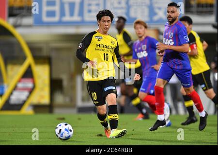 Ataru Esaka (10) de Kashiwa Reysol lors du match de la Ligue J1 de 2020 entre Kashiwa Reysol et le FC Tokyo au stade Kashiwa le 4 juillet 2020 à Kashiwa, Chiba, Japon. La ligue japonaise de football professionnel a repris derrière des portes fermées après l'épidémie de coronavirus. Crédit: AFLO/Alay Live News Banque D'Images