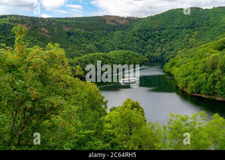 Vue sur le Rursee, réservoir, depuis le barrage du lac Urft, Nationalpark Eifel, NRW, Allemagne, Banque D'Images