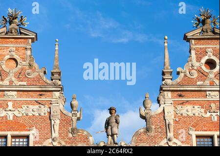 Le grand bâtiment Armoury ou Arsenal dans la vieille ville de Gdansk. Vue à angle bas sur la ligne de toit à pignons, décorée dans le style maniériste. Banque D'Images