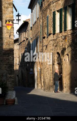 Italie, Toscane, Val d'Orcia, Montalcino, vieille ville Banque D'Images