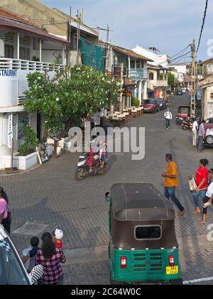 dh famille sur moto GALLE FORT SRI LANKA asiatique Tuk tuk taxicab Street Scene tuks Sri Lankais People Streets Banque D'Images