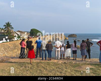 dh forts remparts hollandais GALLE FORT SRI LANKA Sri Lanka famille sri-lankaise sur murs de rempart personnes groupe asiatique Banque D'Images