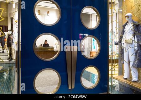 Italie, Lombardie, Milan, vitrine de la boutique dans via Montenapoleone Banque D'Images