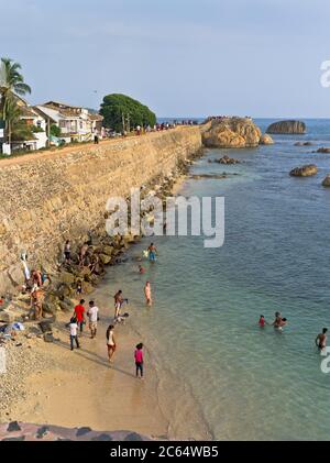 dh forts remparts plages GALLE FORT SRI LANKA Sri Lanka personnes sri lankaises baignant sur la plage Banque D'Images